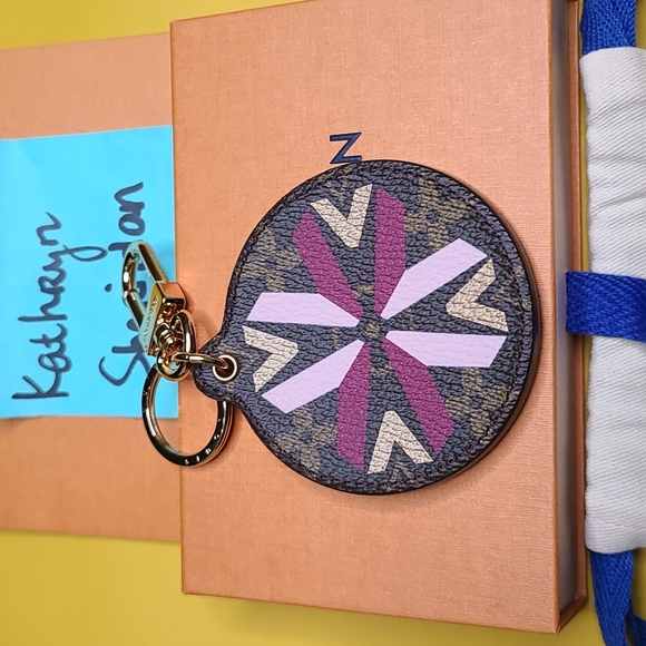 EUC LOUIS VUITTON ILLUSTRE MONOGRAM MULTI V CHARM - Picture 3 of 11